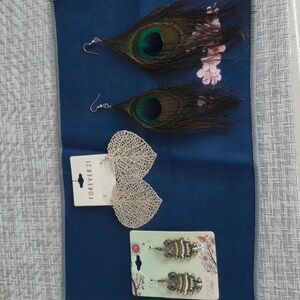 Very cute earrings set.